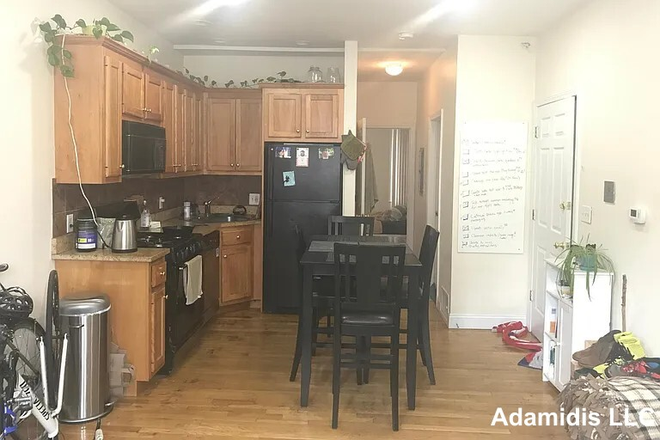 Kitchen - Massive 4 Bed 2 Bath! Roof deck!!