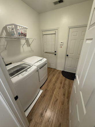 Laundry room - (Furnished optional) Private Room & En Suite Bathroom on Mud Island! (Female Roommate Wanted) House