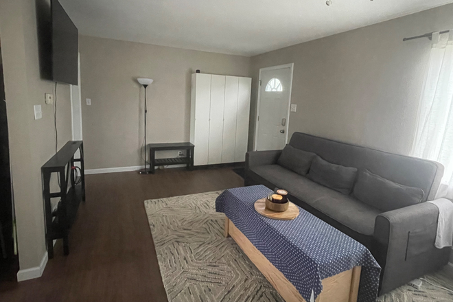 Living Room - Room in Shared House, 1.7miles from Anschutz Campus