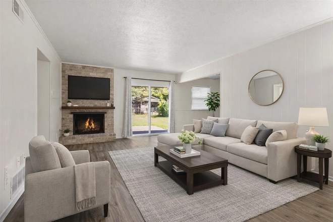 Living room - Spacious 4 bed 3 bath house, Walkable distance to UTD, Fully equipped kitchen, In-unit laundry