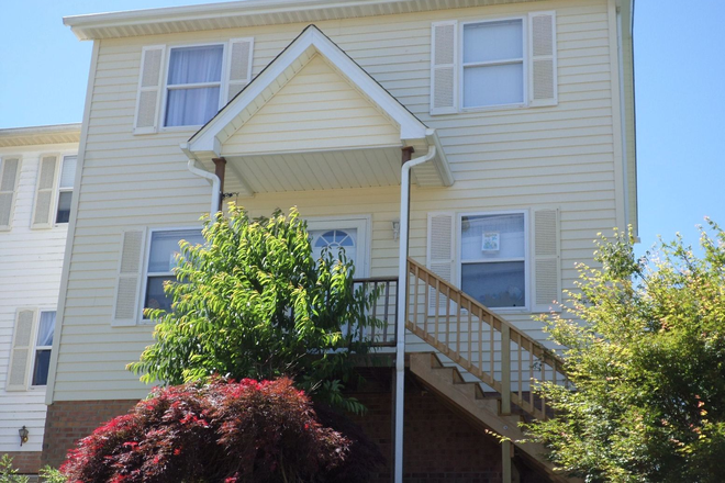  - 3 Bedroom 2.5 Bath 1 Car Garage Duplex