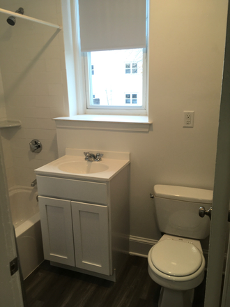 Hub Realty - Convenient 3 bedroom split, new kitchen, close to campus Apartments