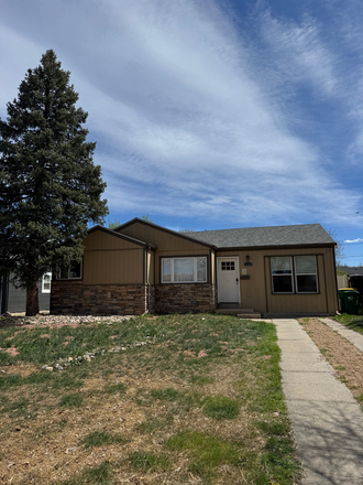 Front of house - Charming 3 Bed, 2 Bath w/ oversized garage and fenced in yard Aurora, CO - Available 5/1 - $2800