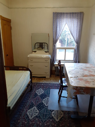 room - Beverly - Dundas West: Clean, Quiet and Bright Room
