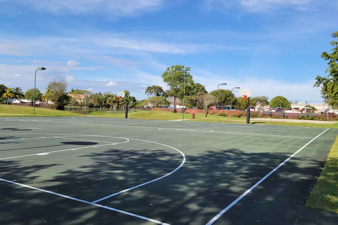 Basketball court - Private fully furnished large bedroom and bathroom in up scale West Kendall community Townhome