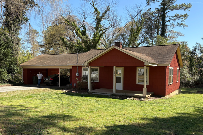 Front of house - 209 Cedar Lane House College Rental