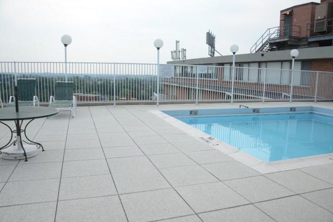 Roof-top pool - University One Condominiums