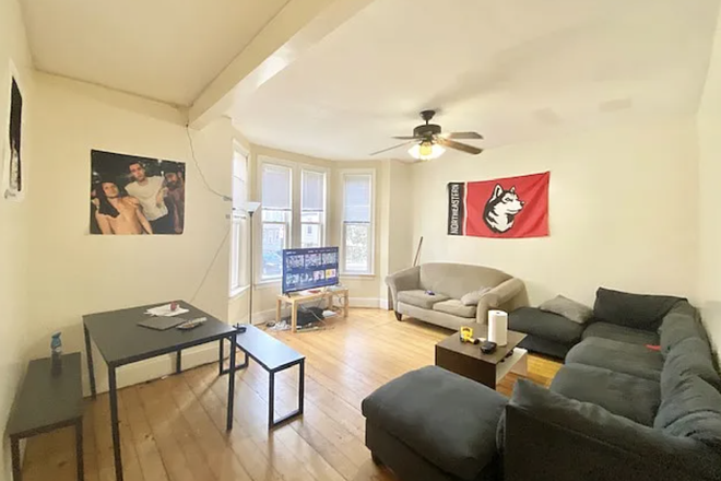 living room - **NO BROKERS FEE!!** HUGE 6 Bed / 2 Bath w/ LAUNDRY IN UNIT!! Available 9/1/26!! Apartments