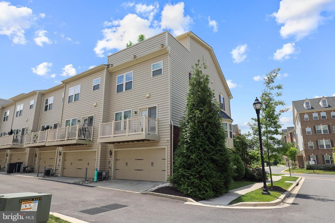 Outside Street View (Back & Side) - Beautiful Townhome End Unit. 3 Beds, 4 Baths, 3,252 SqFt. Great for a family!