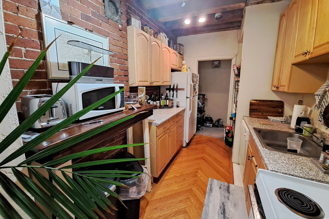. - North End 2 Bed/2 Bath w/ Laundry IN UNIT - avail 9/1!! Apartments