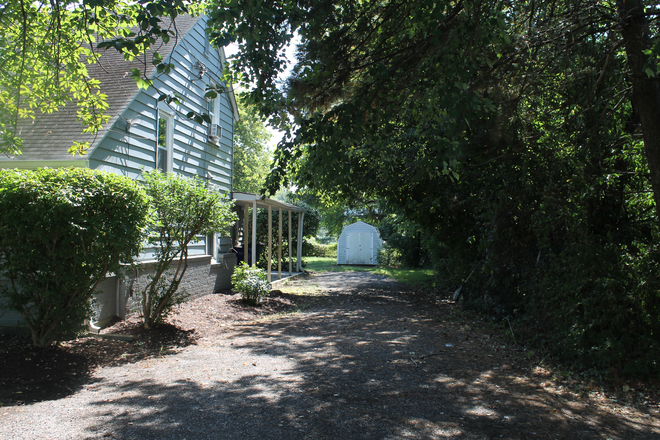 Driveway - House available for group of 5 Now for Winter & Spring Semester