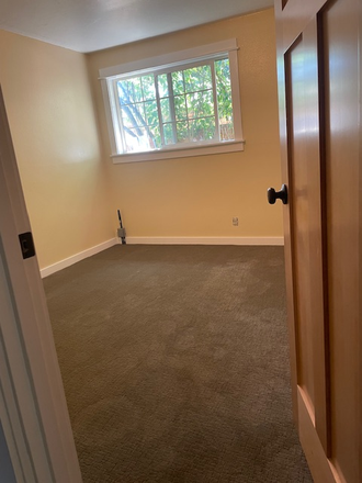 Available bedroom - Room in clean and quiet neighborhood off campus. Private bath, parking, internet and utilit. House