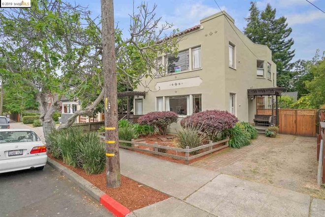 Front of the house on Piedmont Ave - 2532 Piedmont Ave. Immediately WALKABLE to UCB. Great Balcony Apartments