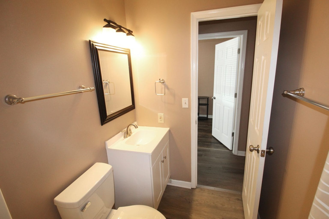 Bathroom - Hunters Ridge - 4 bed, 2 bath condo - PreLeasing for the 2026-2027 school year!