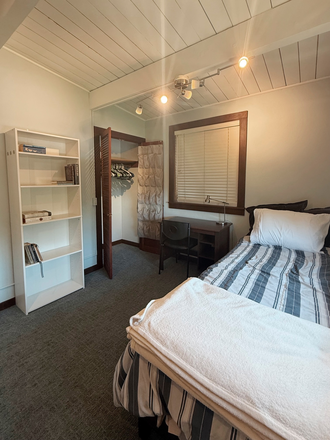 Bedroom - Single Room - One Person Only in Berkeley Hills $1350/mo. Shared house