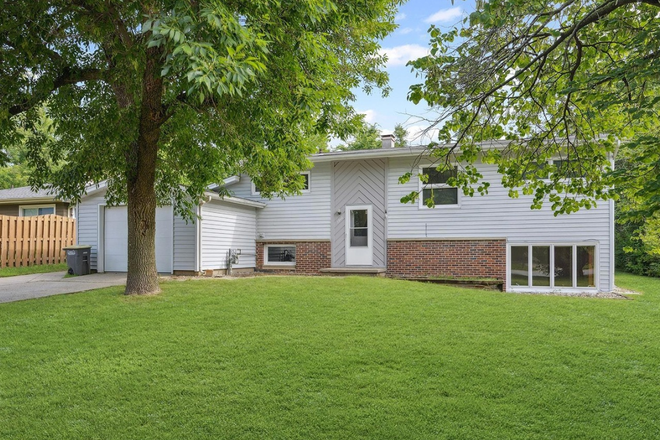 Front Yard - 1912 Indian Trail Dr - Short-Term Immediate Move-In