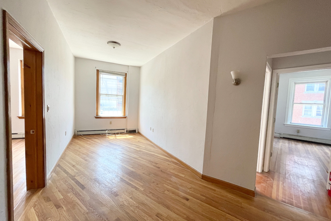 . - SPACIOUS North End 4 Bed/1 Bath w/ Laundry IN UNIT - avail 9/1!! Apartments