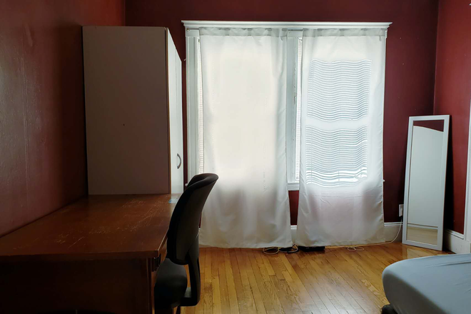 Nice room with Queen bed, big desk at $1,400/month for 9/1 incl all utilities and WiFi at 233 Comm Ave 0.2 Mile to BC - 0.2Mile to BC, C/A, Incl Utility/WiFi (Summer, Fall), Rooms 0.6Mile to BC (Now, Summer & Fall) Apartments