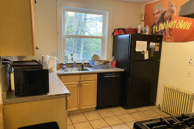 Kitchen - ***2025-2026*** LARGE 4 BED 1 BATH APARTMENT IN CHESTNUT HILL - PARKING INCLUDED!!!