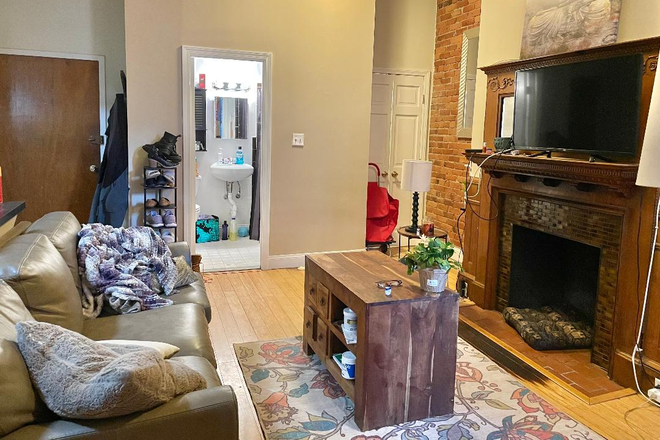 LIVING ROOM - NO BROKER FEE! SPACIOUS AND UPDATED BACK BAY ONE BDRM APT AT 160 SAINT BOTOLPH ST. AVAILABLE 9/1/26