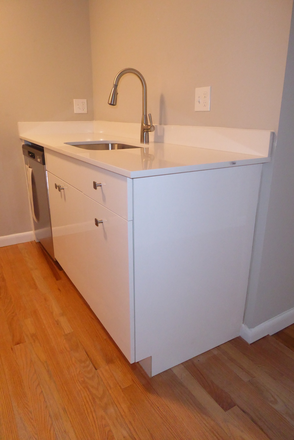 Hub Realty - Newly renovated 1 bedroom with spacious layout and A/C Apartments
