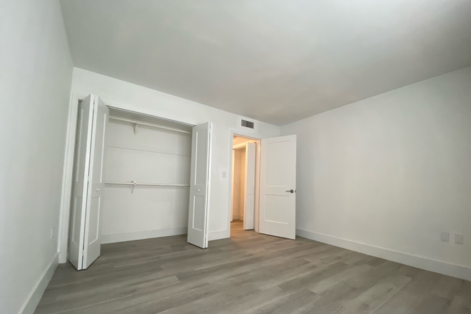 Bedroom - Renovated 1/1 in Coral Gables across the street from Campus Apartments