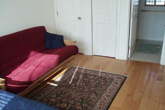 bed/bathroom - 3BR Amity Place condo close to campus