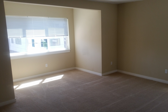 Bedroom - 4 bed townhouse with 2 available rooms for the 2026-27 academic year. Close to campus!