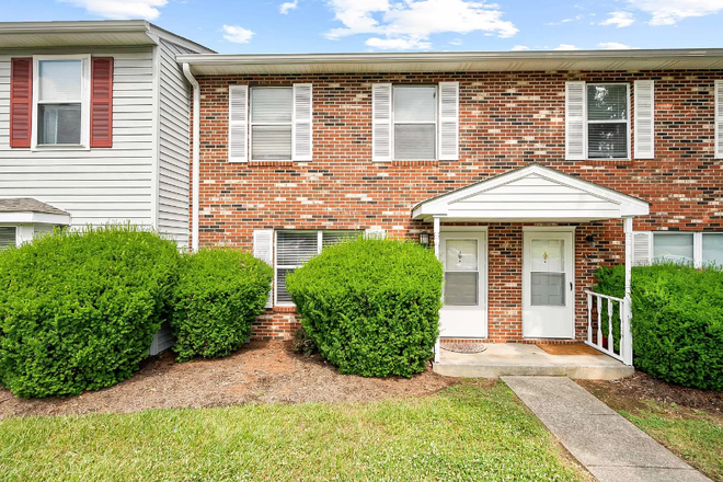Front Entrance - Townhome at Pheasant Run (Utilities Included)