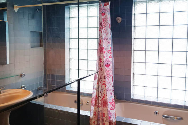 Bathroom - Large 2 bedroom apartment, 2nd floor, East Side. Big windows. Working fireplace, hardwoods & more