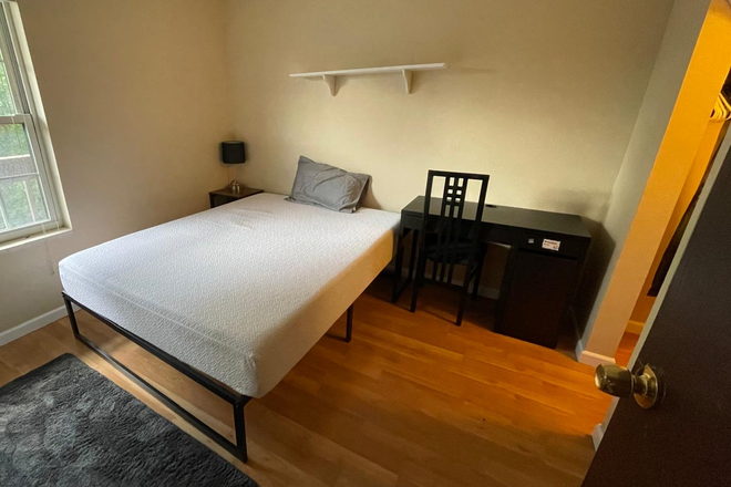 Bedroom - Gold Run Condo, 3mins to East and Main Campus