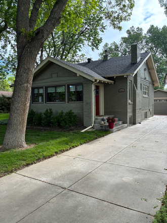House - Walk to DU and Light Rail Very Safe Area