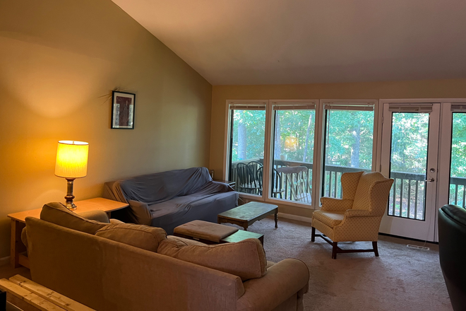 Living room (angle 2) - Three person apartment close to campus