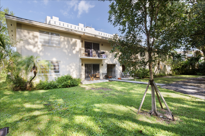 Outside - WALK TO CAMPUS, 1 Bedroom in 3/2 Apartment w POOL