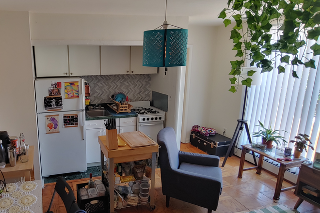 Space3 - Bright Studio Apartment - 2 Blocks from Metro