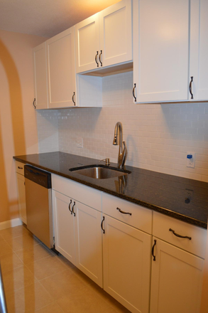 ... - MODERN 3 BED W/ IN-UNIT LAUNDRY CLEVELAND CIR Condo