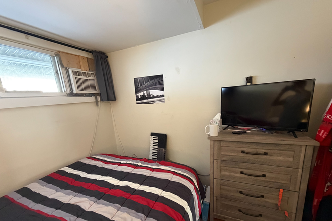 Bedroom #2 - Looking for 1 Roommate in a 3 bed/1 bath Apartment on Symphony Rd