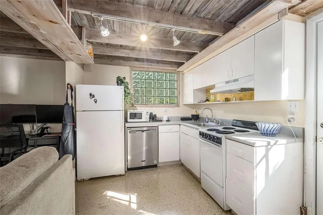 Kitchen - Carriage House in Garden District with Private Courtyard