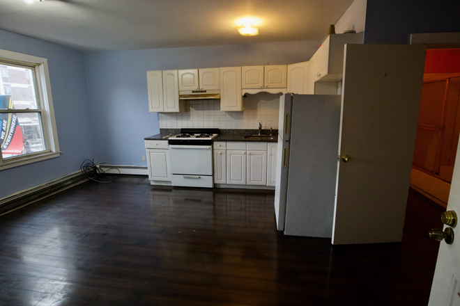 _ - STUNNING 3 BEDS /1 BATH APARTMENT IN MISSION HILL || 09/01/2025