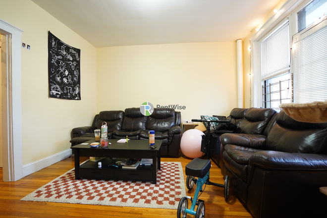 1 - SEPT 2026 | Brighton 2 Bed, 1 Bath | Porch, H/HW inc. | Grad Student OK | No Broker Fee! Apartments