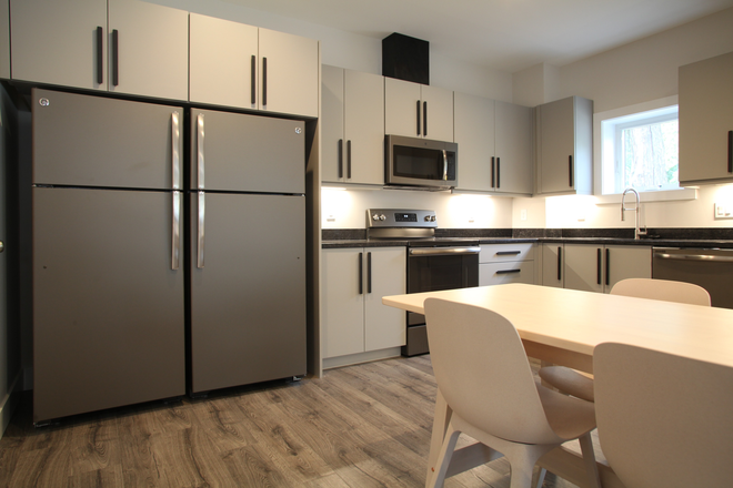 kitchen - 143 Hill St.-6 BDRM 3.5 BTHRM Townhome