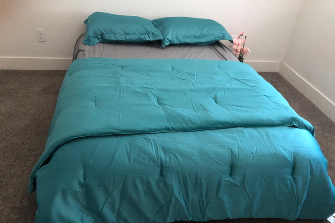 Bedroom for rent - Bed - Furnished Bedroom with shared bathroom