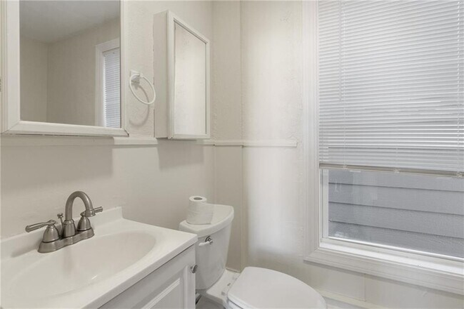 183 Angell - 3 Bedr. 2nd Fl. 183 Angell St. Next to Sci Li Apartments