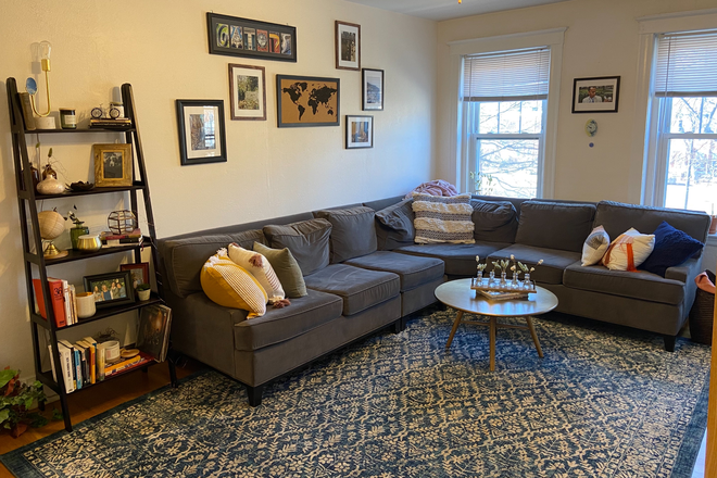 living room - Sunny Brighton 2 bed for 8/1 - NO FEE! Apartments