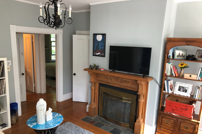 Living Room - 3BR on Ives, 3 blocks from B&H. Start 7/1, for the summer or the year! Condo