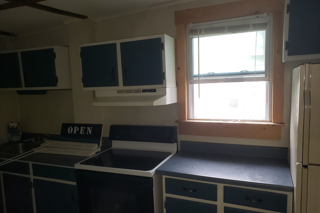 Kitchen and window - 3 bedroom spacious apartment in historic district