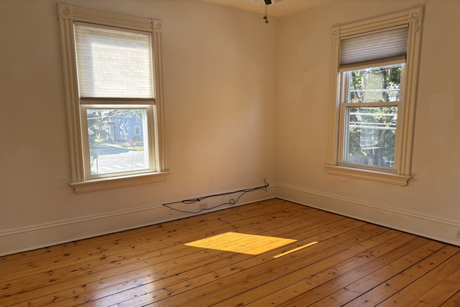 Bedroom 2 - 11B Grant Street -- 3 Bed 1 Bath Downtown Apartment