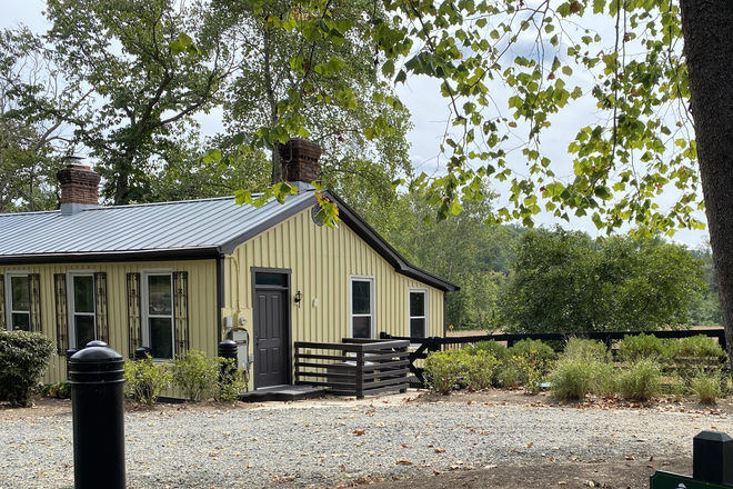 Front entrance - Cozy farm house west of town