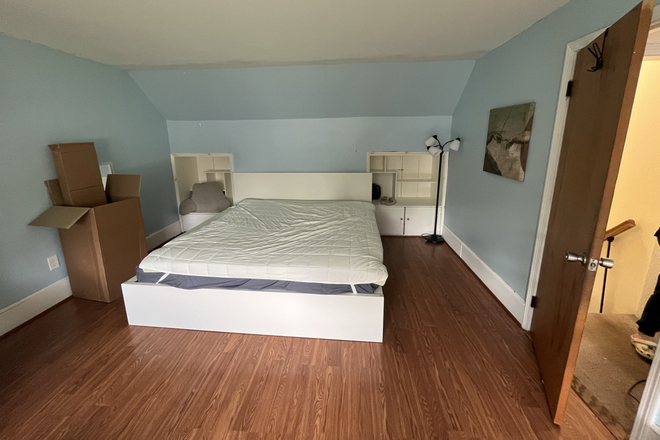 Master Bedroom with king size bed - Student Housing near UmassD main campus House