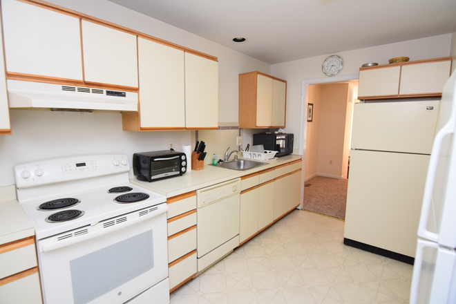kitchen, dishwasher, 2 refrigerators for extra storage - Walk to UMB from this beautiful townhouse! Perfect for UMB students